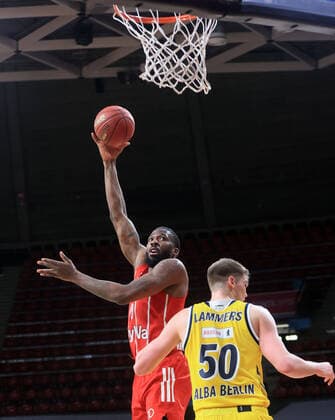 25 04 2021, BBL , FC Bayern Basketball vs Alba Berlin, Audi Dome Muenchen , in picture Jalen Reynolds FCB Basketball vs Ben Lammers Alba Berlin