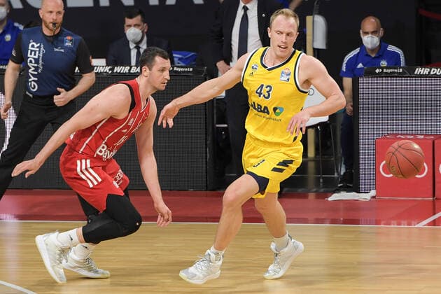 Duel with left Paul Zipser FC Bayern Basketball 16 and Luke Sikma Alba Berlin 43 ,FC Bayern Basketball Alba Berlin, Basketball, Basketball Bundesliga, 25 04 2021 Muenchen Bayern Germany Copyright: xkolbert-press BurghardxSchreyerx