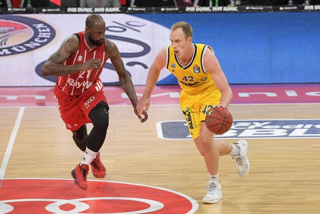 Duel with left James Gist FC Bayern Basketball 21 and Luke Sikma Alba Berlin 43 ,FC Bayern Basketball Alba Berlin, Basketball, Basketball Bundesliga, 25 04 2021 Muenchen Bayern Germany Copyright: xkolbert-press BurghardxSchreyerx