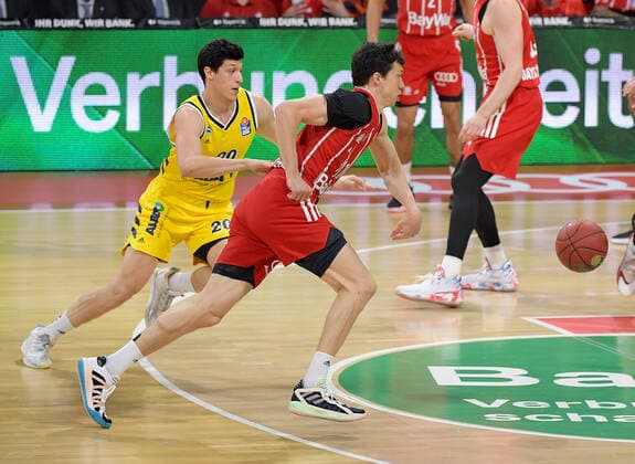 25 04 2021, xemx, Basketball BBL Bundesliga, FC Bayern Muenchen Basketball Alba Berlin emspor, v l Simone Fontecchio Alba Berlin , Vladimir Lucic FC Bayern Basketball duel, duel, fight, tackle Muenchen