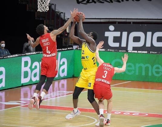 25 04 2021, xemx, Basketball BBL Bundesliga, FC Bayern Muenchen Basketball Alba Berlin emspor, v l Dennis Jerome Seeley FC Bayern Basketball , Christ Koumadje Alba Berlin , David Kraemer FC Bayern Basketball Muenchen