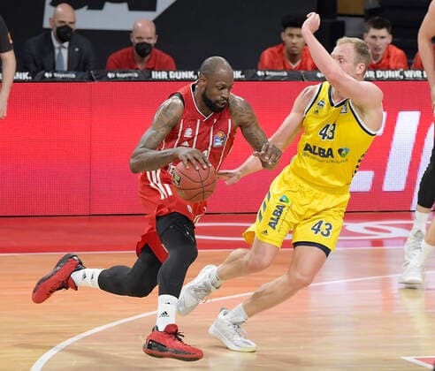 25 04 2021, xemx, Basketball BBL Bundesliga, FC Bayern Muenchen Basketball Alba Berlin emspor, v l James Gist FC Bayern Basketball , Luke Sikma Alba Berlin duel, duel, fight, tackle Muenchen