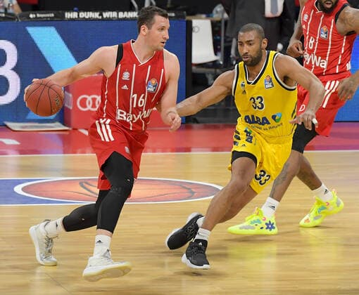 25 04 2021, xemx, Basketball BBL Bundesliga, FC Bayern Muenchen Basketball Alba Berlin emspor, v l Paul Zipser FC Bayern Basketball , Jayson Granger Alba Berlin Zweikampf, Duel, fight, tackle Muenchen
