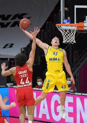 25 04 2021, xemx, Basketball BBL Bundesliga, FC Bayern Muenchen Basketball Alba Berlin emspor, v l Sasha Grant FC Bayern Basketball , Luke Sikma Alba Berlin Muenchen