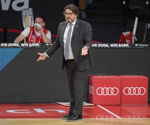 25 04 2021, xemx, Basketball BBL Bundesliga, FC Bayern Muenchen Basketball Alba Berlin emspor, v l Head Coach Andrea Trinchieri FC Bayern Basketball gives instructions, gestures with arms, gesticulate, gives instructions Muenchen