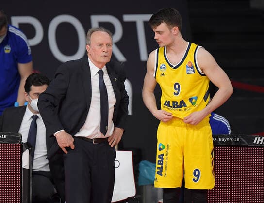 25 04 2021, xemx, Basketball BBL Bundesliga, FC Bayern Muenchen Basketball Alba Berlin emspor, v l head coach Aito Garcia Reneses Alba Berlin , Jonas Mattisseck Alba Berlin gives instructions, gestures with arms, gesticulate, gives instructions Muenchen