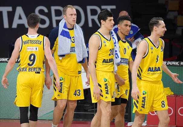 25 04 2021, xemx, Basketball BBL Bundesliga, FC Bayern Muenchen Basketball Alba Berlin emspor, v l team, players, cheer at the end of the match, celebrate at the end of the match Muenchen