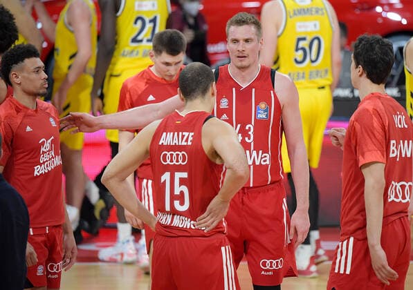 25 04 2021, xemx, Basketball BBL Bundesliga, FC Bayern Muenchen Basketball Alba Berlin emspor, v l team, players, disappointed, disappointed looking at the end of the match Muenchen