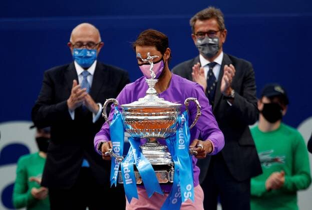 Spanish tennis player Rafa Nadal celebrates with the trophy after defeating Greek tennis player Stefanos Tsitsipas during the Barcelona Open Banc Sabadell - Conde de Godo tournament final game in Barcelona, Spain, 25 April 2021. Rafa Nadal vs Stefanos Tsitsipas !ACHTUNG: NUR REDAKTIONELLE NUTZUNG!  Copyright: xAlejandroxGarcíax GRAF2222 20210425-637549788740241586