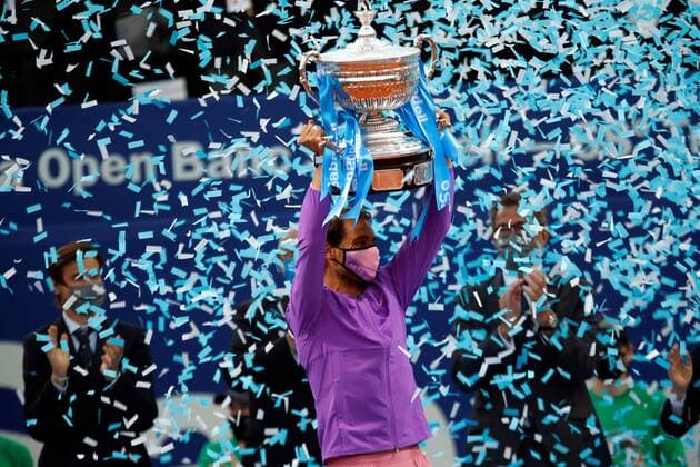 Sport Bilder des Tages Spanish tennis player Rafa Nadal celebrates with the trophy after defeating Greek tennis player Stefanos Tsitsipas during the Barcelona Open Banc Sabadell - Conde de Godo tournament final game in Barcelona, Spain, 25 April 2021. Rafa Nadal vs Stefanos Tsitsipas !ACHTUNG: NUR REDAKTIONELLE NUTZUNG!  Copyright: xAlejandroxGarcíax GRAF2225 20210425-637549788749299838