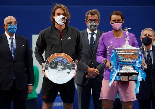 Spanish tennis player Rafa Nadal (R) celebrates with the trophy after defeating Greek tennis player Stefanos Tsitsipas (2-L) during the Barcelona Open Banc Sabadell - Conde de Godo tournament final game in Barcelona, Spain, 25 April 2021. Rafa Nadal vs Stefanos Tsitsipas !ACHTUNG: NUR REDAKTIONELLE NUTZUNG!  Copyright: xAlejandroxGarcíax GRAF2228 20210425-637549790027687757