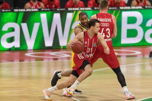 Basketball, BBL, 20210425, FC Bayern München Alba Berlin In the picture Zan Mark SISKO FC Bayern München, 31 dribbling ball, Jayson GRANGER Alba Berlin, 33 and Leon RADOSEVIC FC Bayern München, 43 Munich Audi Dome Bayern Germany Copyright: Passion2Press MarkusxFischerx
