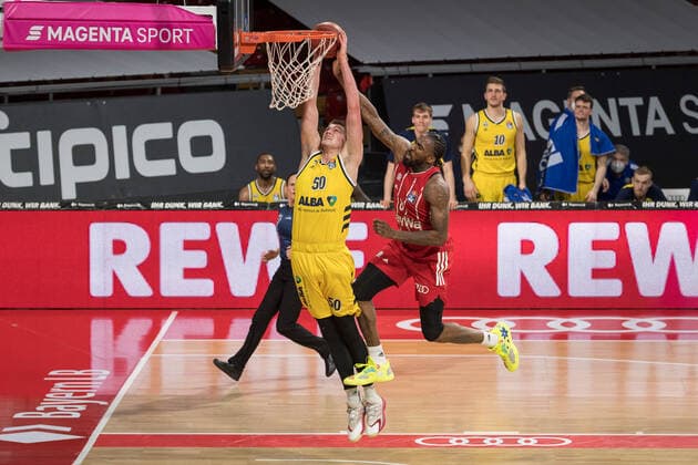 Basketball, BBL, 20210425, FC Bayern München Alba Berlin In picture Ben LAMMERS Alba Berlin, 50 basket fouled by Jalen REYNOLDS FC Bayern München, 8 Munich Audi Dome Bayern Germany Copyright: Passion2Press MarkusxFischerx