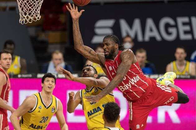 Basketball, BBL, 20210425, FC Bayern Munich Alba Berlin In the picture Johannes THIEMANN Alba Berlin, 32 brint to fall defends Jalen REYNOLDS FC Bayern Munich, 8 Munich Audi Dome Bayern Germany Copyright: Passion2Press MarkusxFischerx