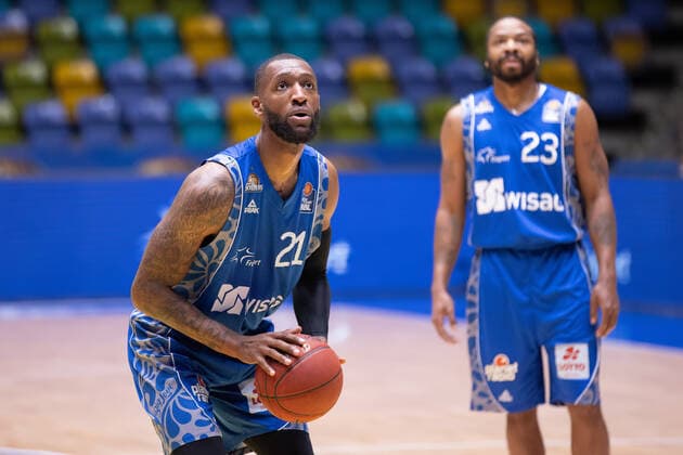 Fraport Skyliners Mitteldeutscher BC, easyCredit BBL Kamari Murphy Fraport Skyliners, 21 shooting free throw, Quantez Robertson Fraport Skyliners, 23 basketball game of the easyCredit BBL between Fraport Skyliners and Mitteldeutscher BC on 25 April 2021 at Fraport Arena in Frankfurt am Main , Frankfurt am Main Hesse Germany Fraport Arena