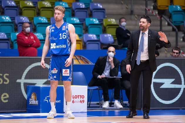 Fraport Skyliners Mitteldeutscher BC, easyCredit BBL Substitution of Philipp Hadenfeldt Fraport Skyliners, 16 by coach Sebastian Gleim Fraport Skyliners Basketball match of the easyCredit BBL between Fraport Skyliners and Mitteldeutscher BC on 25 April 2021 at Fraport Arena in Frankfurt am Main , Frankfurt am Main Hesse Germany Fraport Arena