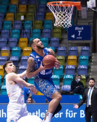 Fraport Skyliners Mitteldeutscher BC, easyCredit BBL Rasheed Moore Fraport Skyliners, 20 rises high to the basket but gets a push from Philipp Hartwich Mitteldeutscher BC, 15 Basketball match of the easyCredit BBL between Fraport Skyliners and Mitteldeutscher BC on 25 April 2021 at Fraport Arena in Frankfurt am Main , Frankfurt am Main Hesse Germany Fraport Arena