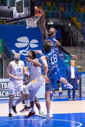Fraport Skyliners Mitteldeutscher BC, easyCredit BBL Kamari Murphy Fraport Skyliners, 21 tries to hit the ball away from the basket Djordje Pantelic Mitteldeutscher BC, 12 , Deron Washington Mitteldeutscher BC, 20 and Joe Rahon Fraport Skyliners, 18 are just spectators Basketball match of the easyCredit BBL between Fraport Skyliners and Mitteldeutscher BC on 25 April 2021 at Fraport Arena in Frankfurt am Main , Frankfurt am Main Hesse Germany Fraport Arena