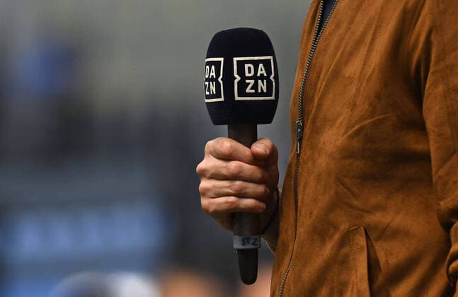 IPP20210425 Football - soccer: Serie A, Inter Mailand - Hellas Verona, il microfono della tevisione DAZN sul campo da calcio (Verwendung nur in Deutschland - GERMANY ONLY) *** IPP20210425 Football soccer Serie A, Inter Milan Hellas Verona, il microfono della tevisione DAZN sul campo da calcio use only in Germany GERMANY ONLY 