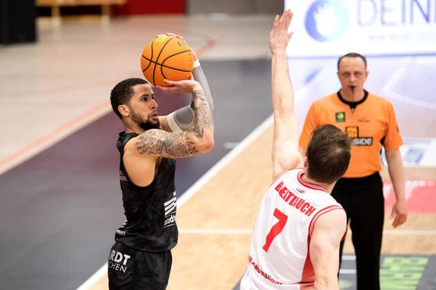 BARMER 2 Basketball Bundesliga ProA Playoff Matchday 4 Season 2020 2021 on 26 4 2021 Artland Dragons vs Science City Jena v li Marcus Tyus Jena throwing against Adrian Breitlauch Artland Artland Arena