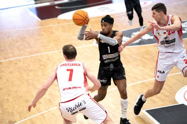 BARMER 2 Basketball Bundesliga ProA Playoff Matchday 4 Season 2020 2021 on 26 4 2021 Artland Dragons vs Science City Jena center Kasey Hill Jena on the ball against right Jacob Knauf Artland and left Adrian Breitlauch Artland Artland Arena