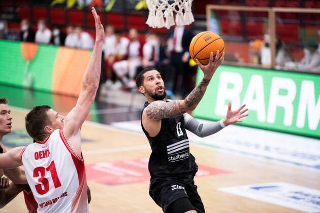 BARMER 2 Basketball Bundesliga ProA Playoff Spieltag 4 Saison 2020 2021 am 26 4 2021 Artland Dragons vs Science City Jena v re at the basket Marcus Tyus Jena vs Robert Oehle Artland Artland Arena