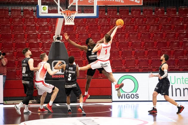 BARMER 2 Basketball Bundesliga ProA Playoff Matchday 4 Season 2020 2021 on 26 4 2021 Artland Dragons vs Science City Jena center v re Norense Odiase Jena blocks Zachary Ensminger Artland at the basket Artland Arena