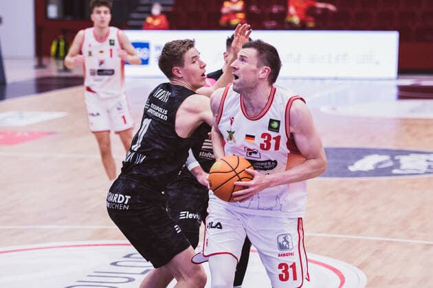 ProA Playoffs Artland Dragons vs Science City Jena, 26 04 2021 Robin Carl Lodders Science City Jena, 11 , Robert Oehle Artland Dragons, 31 ProA Playoffs Artland Dragons vs Science City Jena on 26 04 2021 in Quakenbrueck Artland Arena , Germany, Copyright: xBEAUTIFULxSPORTS Neddermannx