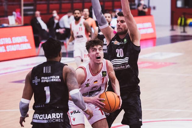 ProA Playoffs Artland Dragons vs Science City Jena, 26 04 2021 Kasey Jamal Hill Science City Jena, 1 , Zachary Christopher Ensminger Artland Dragons, 1 , Andrew David Smith Science City Jena, 20 ProA Playoffs Artland Dragons vs Science City Jena on 26 04 2021 in Quakenbrueck Artland Arena , Germany, Copyright: xBEAUTIFULxSPORTS Neddermannx