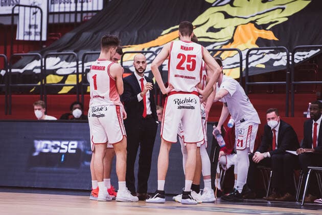 ProA Playoffs Artland Dragons vs Science City Jena, 26 04 2021 Zachary Christopher Ensminger Artland Dragons, 1 , Tuna Isler Artland Dragons, Head Coach , Jacob Knauf Artland Dragons, 25 ProA Playoffs Artland Dragons vs Science City Jena on 26 04 2021 in Quakenbrueck Artland Arena , Germany, Copyright: xBEAUTIFULxSPORTS Neddermannx