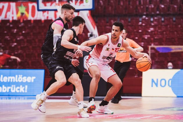 ProA Playoffs Artland Dragons vs Science City Jena, 26 04 2021 Andrew David Smith Science City Jena, 20 , Vuk Radojicic Science City Jena, 44 , Leon Iduma Okpara Artland Dragons, 12 ProA Playoffs Artland Dragons vs Science City Jena on 26 04 2021 in Quakenbrueck Artland Arena , Germany, Copyright: xBEAUTIFULxSPORTS Neddermannx