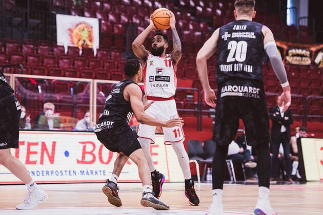 ProA Playoffs Artland Dragons vs Science City Jena, 26 04 2021 Gerel David Simmons Artland Dragons, 11 , Demarcus Dejuan Holland Science City Jena, 0 ProA Playoffs Artland Dragons vs Science City Jena on 26 04 2021 in Quakenbrueck Artland Arena , Germany, Copyright: xBEAUTIFULxSPORTS Neddermannx