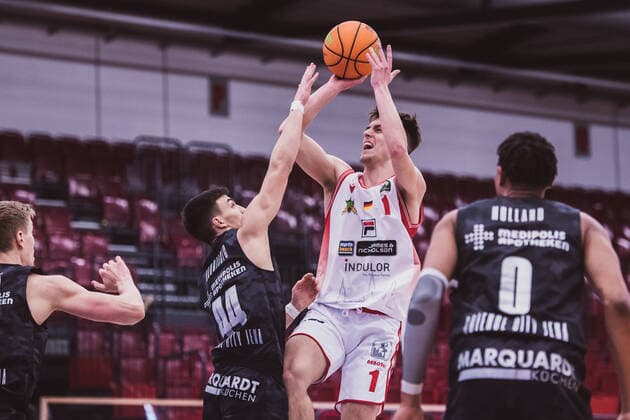 ProA Playoffs Artland Dragons vs Science City Jena, 26 04 2021 Zachary Christopher Ensminger Artland Dragons, 1 , Vuk Radojicic Science City Jena, 44 ProA Playoffs Artland Dragons vs Science City Jena on 26 04 2021 in Quakenbrueck Artland Arena , Germany, Copyright: xBEAUTIFULxSPORTS Neddermannx