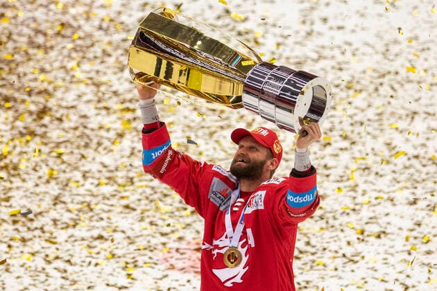 Bilder des Jahres 2021, Sport 04 April Sport Themen der Woche KW17 Eishockey, HC Ocelari Trinec gewinnt die tschechische Meisterschaft The HC Ocelari Trinec won the Czech Ice hockey, Eishockey Extraleague when it beat Bili Tygri Liberec game of the play off series. Martin Ruzicka of Team HC Ocelari Trinec poses for photographer with cup in Trinec, Czech Republic, April 26, 2021. (CTKxPhoto VladimirxPrycek) CTKPhotoP2021042611529  PRY 0008