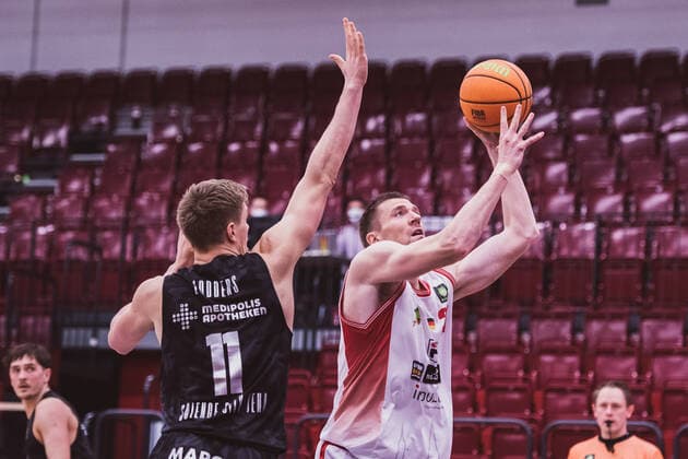 ProA Playoffs Artland Dragons vs Science City Jena, 26 04 2021 Robin Carl Lodders Science City Jena, 11 , Robert Oehle Artland Dragons, 31 ProA Playoffs Artland Dragons vs Science City Jena on 26 04 2021 in Quakenbrueck Artland Arena , Germany, Copyright: xBEAUTIFULxSPORTS Neddermannx