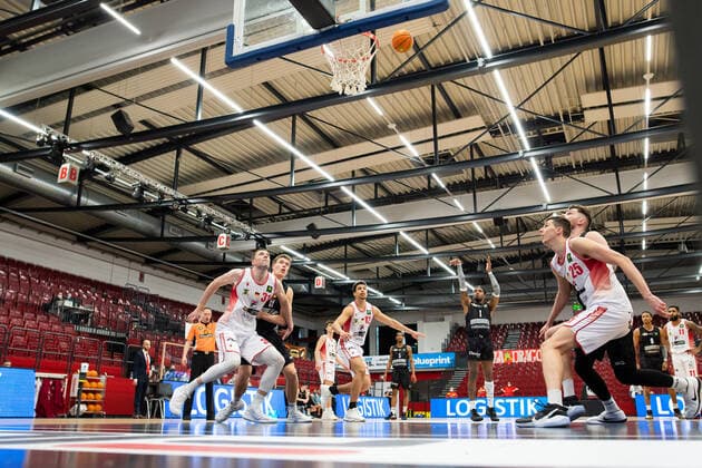 BARMER 2 Basketball Bundesliga ProA Playoff Spieltag 4 Saison 2020 2021 am 26 4 2021 Artland Dragons vs Science City Jena Mitte Kasey Hill Jena hits the game-winning free throw to score 85 points for Jena Artland Arena