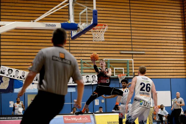 Jonas NIEDERMANNER 9 wiha Panthers Schwenningen sets up against Marvin HECKEL 47 Eisbaeren Bremerhaven , Maximilian Ellis UGRAI 26 Eisbaeren Bremerhaven Eisbären Bremerhaven vs wiha Panthers Schwenningen, Basketball, 2 Bundesliga ProA, 26 04 2021, 3 Matchday of the Playoffs, Season 2020 2021 Copyright xErikxHillmer EIBNERx EP ehr Eisbären Bremerhaven vs wiha Panthers Schwenningen, Basketball, 2 Bundesliga ProA, 26 04 2021, 3 Matchday of the Playoffs, Season 2020 2021 Bremerhaven Copyright: xErikxHillmer EIBNERx EP_ehr