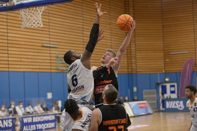 Will DANIELS 6 Eisbaeren Bremerhaven blocks an attempted throw by Jonas NIEDERMANNER 9 wiha Panthers Schwenningen Eisbären Bremerhaven vs wiha Panthers Schwenningen, Basketball, 2 Bundesliga ProA, 26 04 2021, 3 Matchday of the Playoffs, 2020 2021 Season Copyright xErikxHillmer EIBNERx EP ehr Eisbären Bremerhaven vs wiha Panthers Schwenningen, Basketball, 2 Bundesliga ProA, 26 04 2021, 3 Matchday of the Playoffs, 2020 2021 Season Bremerhaven. Copyright: xErikxHillmer EIBNERx EP_ehr