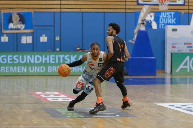 Trey Curtis Lee DAVIS 57 Eisbaeren Bremerhaven , Nate BRITT 1 wiha Panthers Schwenningen Eisbären Bremerhaven vs wiha Panthers Schwenningen, Basketball, 2 Bundesliga ProA, 26 04 2021, 3 game day of playoffs, Season 2020 2021 Copyright xErikxHillmer EIBNERx EP ehr Eisbären Bremerhaven vs wiha Panthers Schwenningen, Basketball, 2 Bundesliga ProA, 26 04 2021, 3 matchday of the playoffs, Season 2020 2021 Bremerhaven Copyright: xErikxHillmer EIBNERx EP_ehr