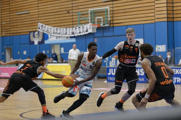 Nate BRITT 1 wiha Panthers Schwenningen steals the ball from Armani T™Bori MOORE 52 Eisbaeren Bremerhaven Eisbären Bremerhaven vs wiha Panthers Schwenningen, Basketball, 2 Bundesliga ProA, 26 04 2021, 3 game day of playoffs, Season 2020 2021 Copyright xErikxHillmer EIBNERx EP ehr Eisbären Bremerhaven vs wiha Panthers Schwenningen, Basketball, 2 Bundesliga ProA, 26 04 2021, 3 matchday of the playoffs, Season 2020 2021 Bremerhaven Copyright: xErikxHillmer EIBNERx EP_ehr