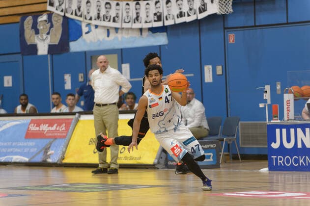Marvin HECKEL 47 Eisbaeren Bremerhaven runs away from Nate BRITT 1 wiha Panthers Schwenningen Eisbären Bremerhaven vs wiha Panthers Schwenningen, Basketball, 2 Bundesliga ProA, 26 04 2021, 3 matchday of playoffs, Season 2020 2021 Copyright xErikxHillmer EIBNERx EP ehr Eisbären Bremerhaven vs wiha Panthers Schwenningen, Basketball, 2 Bundesliga ProA, 26 04 2021, 3 Matchday of Playoffs, Season 2020 2021 Bremerhaven Copyright: xErikxHillmer EIBNERx EP_ehr