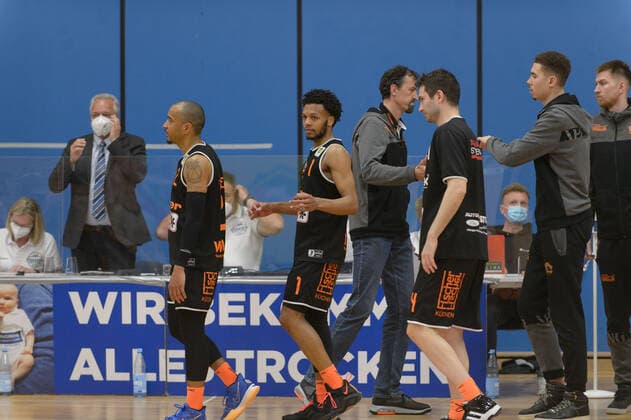Chris FRAZIER 2 wiha Panthers Schwenningen , Nate BRITT 1 wiha Panthers Schwenningen , Ivan MIKULIC 4 wiha Panthers Schwenningen leave the field disappointed after the defeat Eisbären Bremerhaven vs wiha Panthers Schwenningen, Basketball, 2 Bundesliga ProA, 26 04 2021, 3 matchday of playoffs, 2020 2021 season Copyright xErikxHillmer EIBNERx EP ehr Eisbären Bremerhaven vs wiha Panthers Schwenningen, Basketball, 2 Bundesliga ProA, 26 04 2021, 3 matchday of playoffs, 2020 2021 season Bremerhaven Copyright: xErikxHillmer EIBNERx EP_ehr