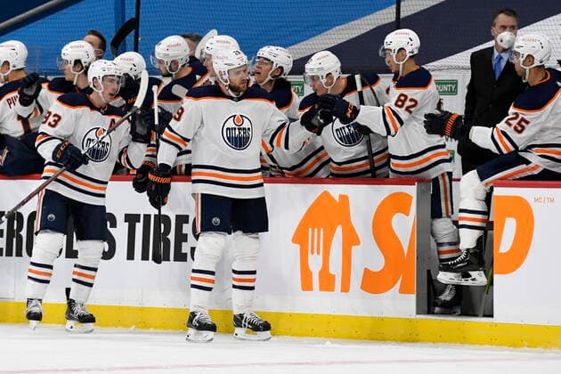 April 26, 2021, Winnipeg, mb, Canada: Edmonton Oilersâ€⠢ Leon Draisaitl (29) celebrates his goal with teammates on the bench during second period NHL, Eishockey Herren, USA action against the Winnipeg Jets, in Winnipeg, Monday, April 26, 2021. Winnipeg Jets vs Edmonton Oilers - ZUMAc35_ 20210426_zaf_c35_108 Copyright: xFredxGreensladex