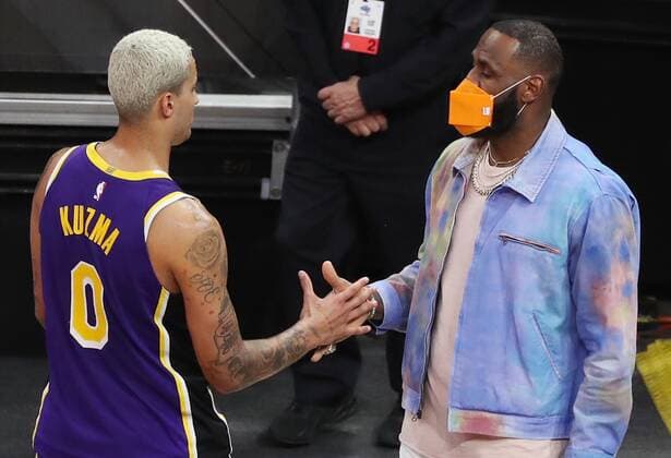 April 26, 2021, Orlando, Florida, USA: LA forward LeBron James, right, congratulates forward Kyle Kuzma (0) after the Los Angeles Lakers at Orlando Magic NBA, Basketball Herren, USA game at the Amway Center on Monday, April 26, 2021. Los Angeles won the game 114-103. Orlando USA - ZUMAm67_ 0116972391st Copyright: xStephenxM.xDowellx