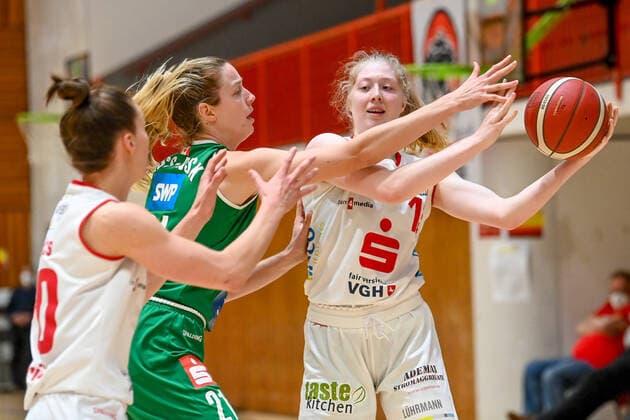 Osnabrueck, Deutschland, 23.04.2021: Alexandria Kiss-Rusk (Rutronik Stars Keltern) und Frieda Buehner (GiroLive-Panthers Osnabrueck) im Zweikampf bei dem PlayOff-Finalspiel der 1. DBBL zwischen GiroLive-Panthers Osnabrueck und Rutronik Stars Keltern in der OSC-Halle am 23. April 2021 in Osnabrueck. (Foto von Nico Paetzel) Osnabrueck OSC-Halle Niedersachsen Deutschland *** Osnabrueck, Germany, 23 04 2021 Alexandria Kiss Rusk Rutronik Stars Keltern and Frieda Buehner GiroLive Panthers Osnabrueck in a duel during the PlayOff Final match of the 1 DBBL between GiroLive Panthers Osnabrueck and Rutronik Stars Keltern at OSC Halle on 23 April 2021 in Osnabrueck Photo by Nico Paetzel Osnabrueck OSC Halle Lower Saxony Germany