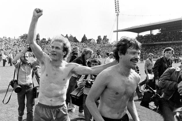 RUMMENIGGE Karl Heinz team FC Bayern Muenchen with goalkeeper MUELLER Manfred soccer Bundesliga season 1980 1981 match Borussia Moenchengladbach FC Bayern Muenchen FC Bayern Muenchen is German champion on 06 06 1981 in Moenchengladbach