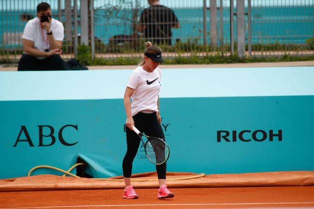 April 27, 2021, MADRID, MADRID, SPAIN: Toni Iuruc boyfrend of Simona Halep of Spain, is seen on stands while she practice during the day one of the WTA, Tennis Damen 1000 - Mutua Madrid Open 2021 at La Caja Magica on April 27, 2021 in Madrid, Spain. MADRID SPAIN - ZUMAa181 20210427_zaa_a181_061 Copyright: xOscarxJ.xBarrosox