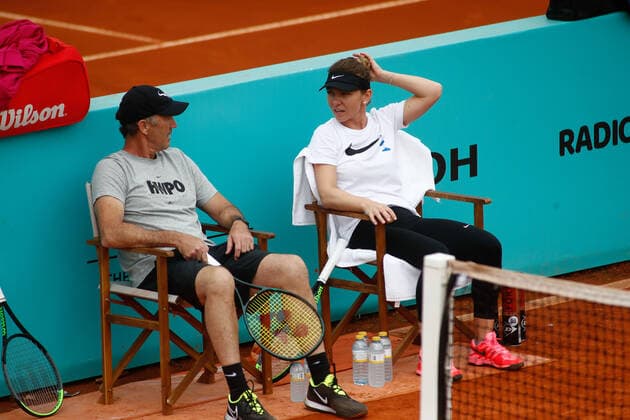 April 27, 2021, MADRID, MADRID, SPAIN: Darren Cahill head coach talks to with Simona Halep of Spain durind his practice on day one of the WTA, Tennis Damen 1000 - Mutua Madrid Open 2021 at La Caja Magica on April 27, 2021 in Madrid, Spain. MADRID SPAIN - ZUMAa181 20210427_zaa_a181_063 Copyright: xOscarxJ.xBarrosox