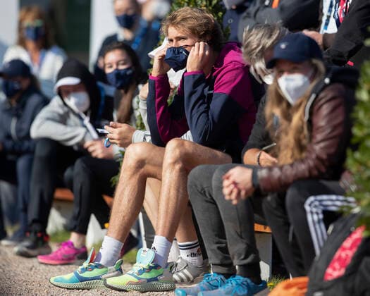Alexander Zverev GER with Corona mask, sitting on a bench as a spectator at the Hanfmann game Copyright: xJuergenxHasenkopfx