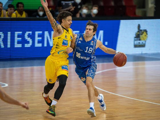 Nico Santana Mojica MHP Riesen Ludwigsburg, 17 , Joe Rahon Fraport Skyliners, 18 , MHP Riesen Ludwigsburg vs FRAPORT SKYLINERS, Basketball, Bundesliga, easycredit BBL, 27 04 2021, MHP Riesen Ludwigsburg vs FRAPORT SKYLINERS, Basketball, Bundesliga, easycredit BBL, 27 04 2021 Ludwigsburg Copyright: xEibner-Pressefoto SaschaxWaltherx EP_swa